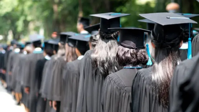 Jóvenes de toga en su día de graduación