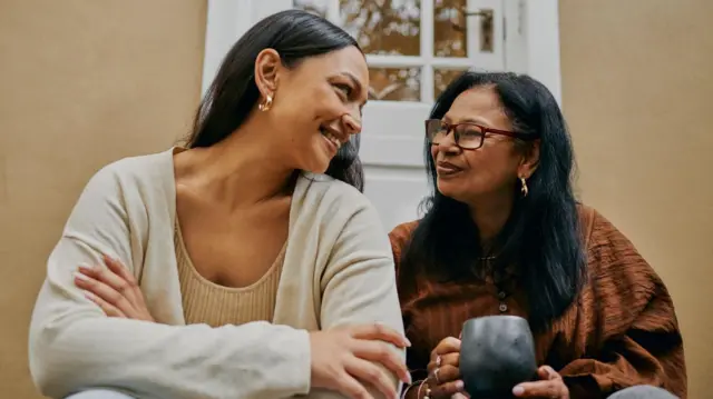 ጎን ለጎን የተቀመጡ እናት እና ልጅ