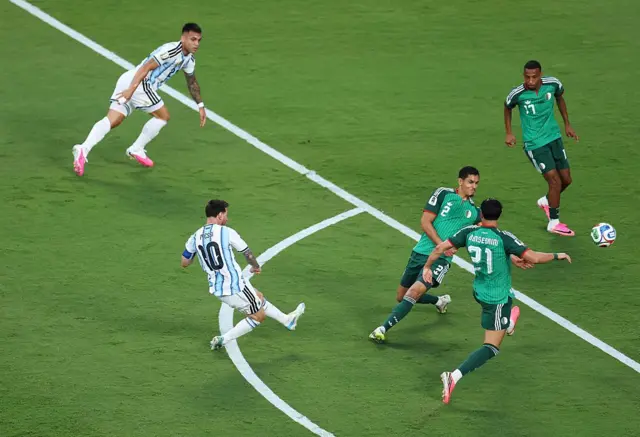 Lionel Messi (n° 10) de l'Argentine inscrit le premier but de son équipe lors du match de la Coupe du Monde de la FIFA 2026, comptant pour le Groupe J, opposant l'Argentine à l'Algérie au Kansas City Stadium le 16 juin 2026 à Kansas City,