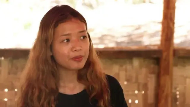 Maw Hpray Myar meninggalkan rumahnya dan sekarang mengajar musik kepada anak-anak di hutan