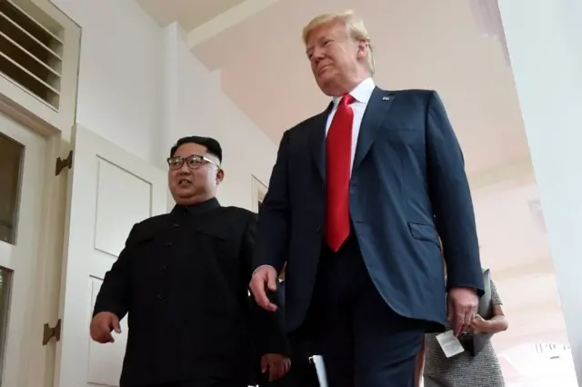 Kim Jong-un camina junto a Donald Trump