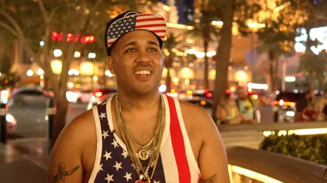 نيك نيتولي مرتديا أزياء وطنية