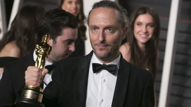 Emmanuel Lubezki con el Oscar a mejor cinematografía por "El renacido"