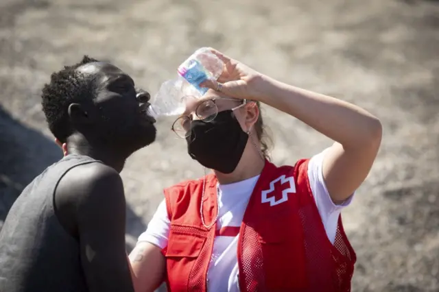 Luna Reyes le da agua al inmigrante