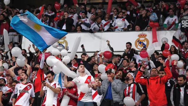 Seguidores del River Plate en el estadio Santiago Bernabéu de Madrid