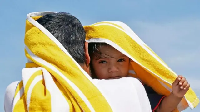 ఎండలో తండ్రీ కొడుకుల ఫోటో 