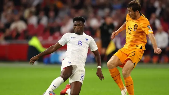 France and Dutch players dey go for di ball