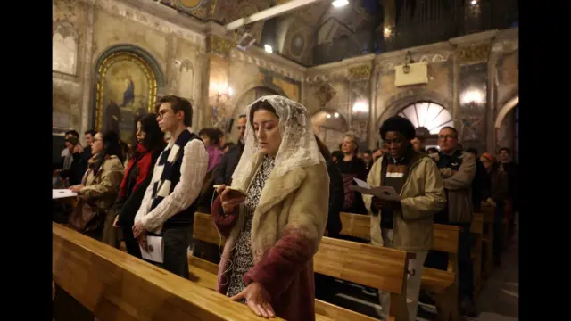 مردم در مراسم شب کریسمس در کلیسای کاتولیک سنت آنتوان در استانبول، ترکیه شرکت کردند.