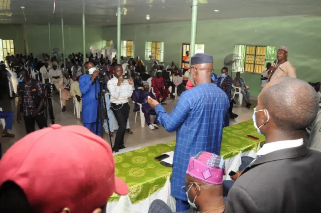 Igbakeji gomina ipinlẹ Ondo, Lucky Aiyedatiwa re e to n ba awọ̀n eniyan naa sọrọ lori adanu wọn