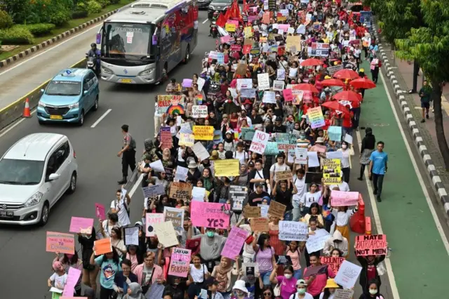 مسيرة حاشدة شارك فيها الرجال إلى جانب النساء للاحتفال باليوم العالمي للمرأة في جاكرتا بإندونيسيا في 8 مارس/آذار 2020.