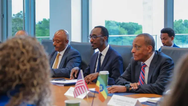 የብሔራዊ መረጃ እና ደኅንነት አገልግሎት ዋና ዳይሬክተር አምባሳደር ሬድዋን ሁሴን (ግራ) እንዲሁም የጠቅላይ ሚኒስትሩ የማክሮኢኮኖሚክ ጉዳዮች አማካሪው አምባሳደር ግርማ ብሩ (ቀኝ) የውጭ ጉዳይ ሚኒስትር ዶ/ር ጌዲዮን (መሃል) የተመራው ልዑክ አባል ነበሩ