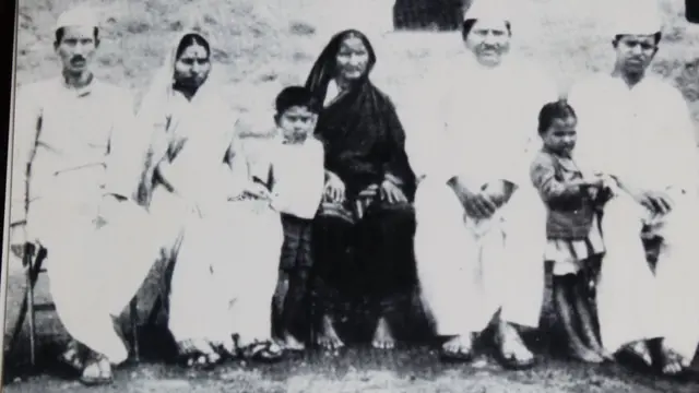 क्रातीसिंह नाना पाटील आपल्या कुटुंबीयांसोबत.