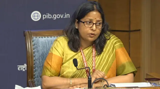 সাংবাদিক সম্মেলনে পেট্রোলিয়াম ও প্রাকৃতিক গ্যাস মন্ত্রণালয়ের যুগ্মসচিব