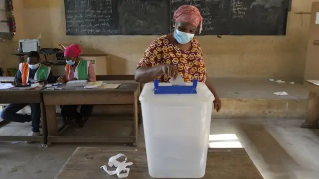 Umuntu ariko aratora ku biro vy'amatora i Abobo, umuhana wo muri Abidjan, itariki 31 z'ukwa cumi 2020.