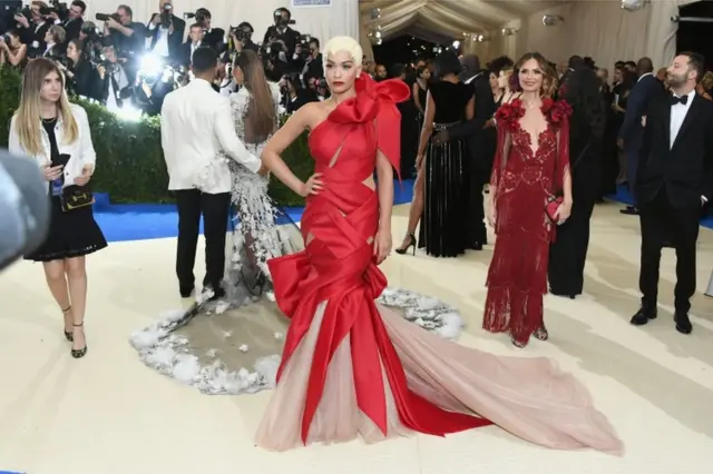 場内では踊りと音楽の催しが繰り広げられる。写真は女優リタ・オラさん。