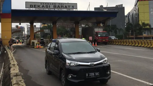 Hanya mobil berpelat genap yang dibolehkan masuk pintu tol Bekasi pada tanggal genap