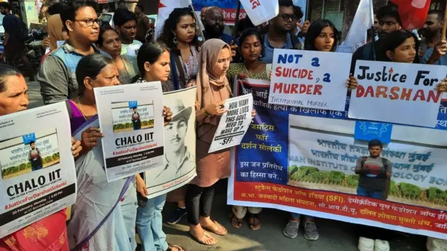 દર્શન સોલંકી માટે ન્યાયની માંગણી કરતાં વિદ્યાર્થીઓ