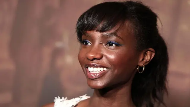 Tauraruwar fina-finai Alice Da Luz na fara'a ya yin da ta ke kallon wasan kwaikwayon mai tarihi