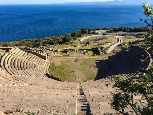 Tiyatro, Assos.