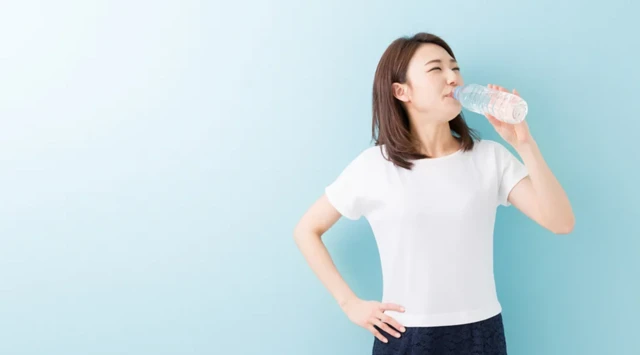 ஒரு நாளைக்கு எவ்வளவு தண்ணீர் அருந்த வேண்டும்? அதிகமாக தண்ணீர் அருந்துவது பிரச்னையா?