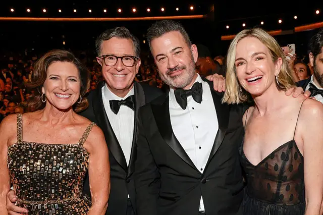 Steven Colbert (sol) ve Jimmy Kimmel (sağ) eşleriyle poz veriyor.