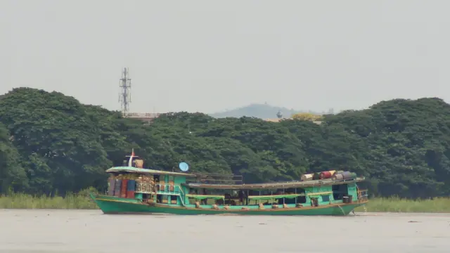 ချင်းတွင်းမြစ်ကြောင်းမှာတွေ့ရတဲ့ဝမ်းပြားရေယာဥ်သင်္ဘောတစ်စီး 