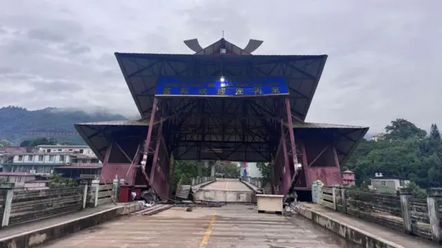 မဟာမိတ်တွေနဲ့ တွေ့ဆုံပွဲအပြီး ရက်ပိုင်းအတွင်းမှာပဲ ကိုးကန့်နဲ့ ဝ ကိုဆက်သွယ်ထားတဲ့ ညီနောင်တံတားပြိုကျသွားပြီလို့ ဝ က သတင်းထုတ်ပြန်ခဲ့ပါတယ်။