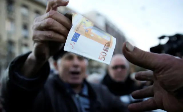 Yunanistan'da protesto gösterisi düzenleyen emekliler