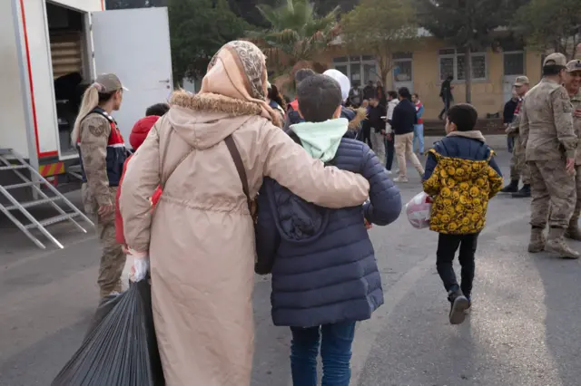 أم وابنها في هاتاي في تركيا يهمان بالعودة إلى وطنهما سوريا، في 11 ديسمبر/كانون الأول 2024