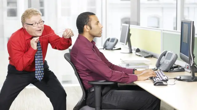 Они демонстративно хорошо относятся к наименее неэффективным работникам и незаслуженно поощряют и повышают их. Они притесняют тех, кто хорошо работает.