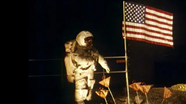 ABD bayrağıyla Ay'da bir astronot