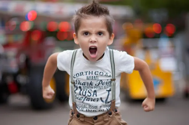 طفل يستعرض قوته