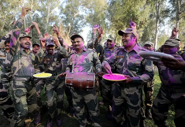 देश में आम और ख़ास लोगों के साथ सीमा पर भारतीय सुरक्षाबलों के जवानों ने भी होली मनाई. जम्मू में अंतरराष्ट्रीय सीमा के नज़दीक़ बीएसएफ़ के जवानों ने होली मनाई.