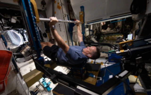 નાસાના વૈજ્ઞાનિક બૉબ હાઇન્સ આંતરરાષ્ટ્રીય અવકાશમથક પર કસરત કરતા જોવા મળ્યા
