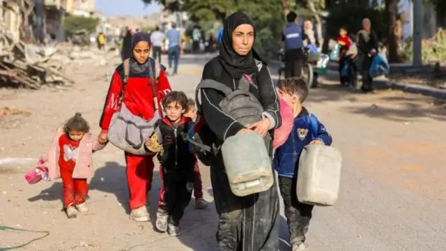 युद्धामुळे विस्थापित झालेले गाझाती नागरिक.