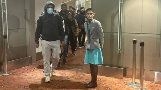 मुम्बई विमानस्थल आइपुगेका यात्रुहरू