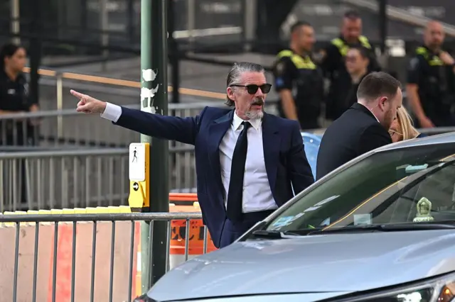 Ethan Hawke atunze urutoki ubwo yageraga ku nyubako ya Madison Square Garden, ku itariki ya 3 Nyakanga (7) mu 2026. 