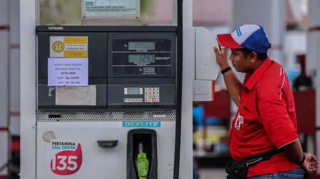 Petugas berdiri di samping mesin pengisian bahan bakar minyak (BBM) jenis Dexlite di SPBU Batu Anteru, Ternate, Maluku Utara, Sabtu (18/4/2026).