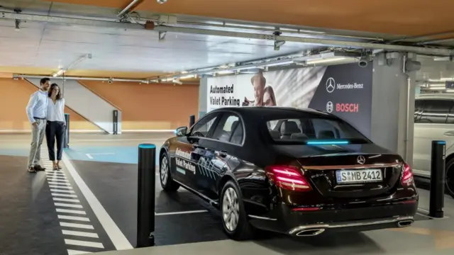 ماشین پس از پیاده شدن سرنشینان برای خود جای پارک پیدا می‌کند