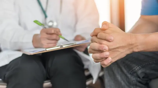 طبيب يتحدث إلى مريض