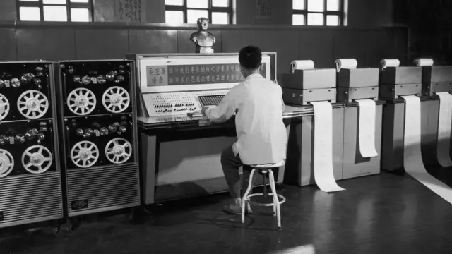 رغم أن الاتحاد السوفيتي أعلن عن إيقاف الدعم للصين في عام 1960، إلا أن الصين حققت تقدما بخطوات ثابته في قطاع الكمبيوتر