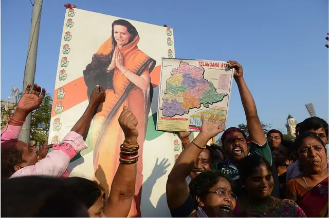 తెలంగాణ బిల్లు ఆమోదం పొందిన తర్వాత సోనియా కటౌట్, తెలంగాణ మ్యాప్ తో ప్రజలు