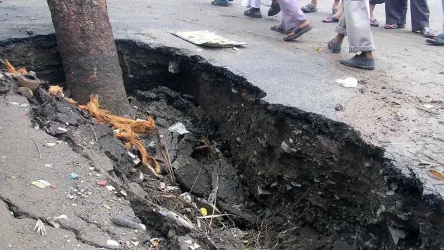 રસ્તા પર પડેલો ભૂવો