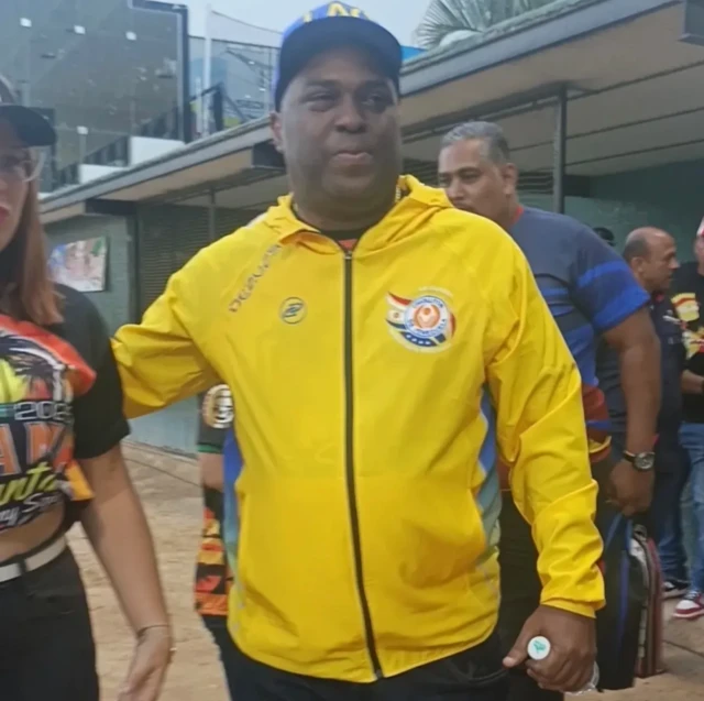 Jhonry Sojo vestido de amarillo, con gorra de béisbol en un evento deportivo antes de los terremotos.