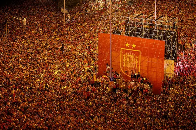 Una multitud durante el desfile del trofeo de la Copa Mundial de la FIFA 2026, el 20 de julio de 2026 en Madrid, España.