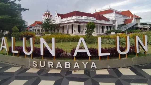Alun-alun Kota Surabaya.