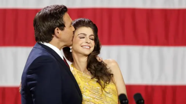 D﻿eSantis eşini öpüyor