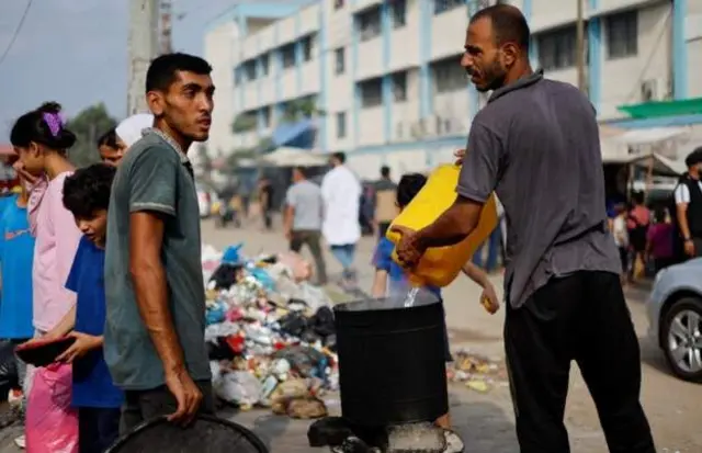 ኣብ ጎደናታት መግቢ ዝሰርሑ ነበርቲ