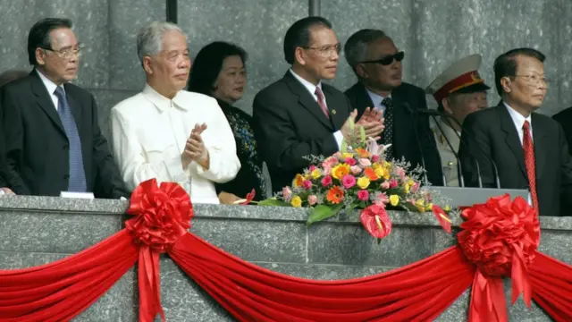 Nguyên TBT Đỗ Mười xem duyệt binh tại Quảng trường Ba Đình ngày 2/9/2005