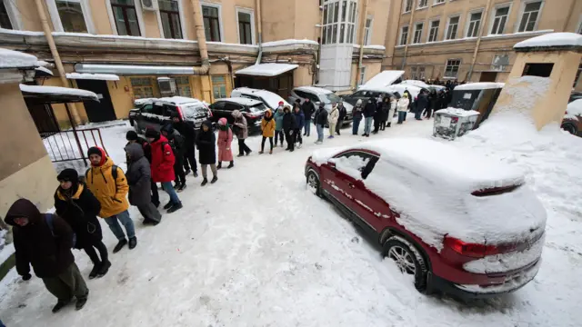 Во дворе жилого дома очередь из людей, готовых подписаться за выдвижение Бориса Надеждина в президенты